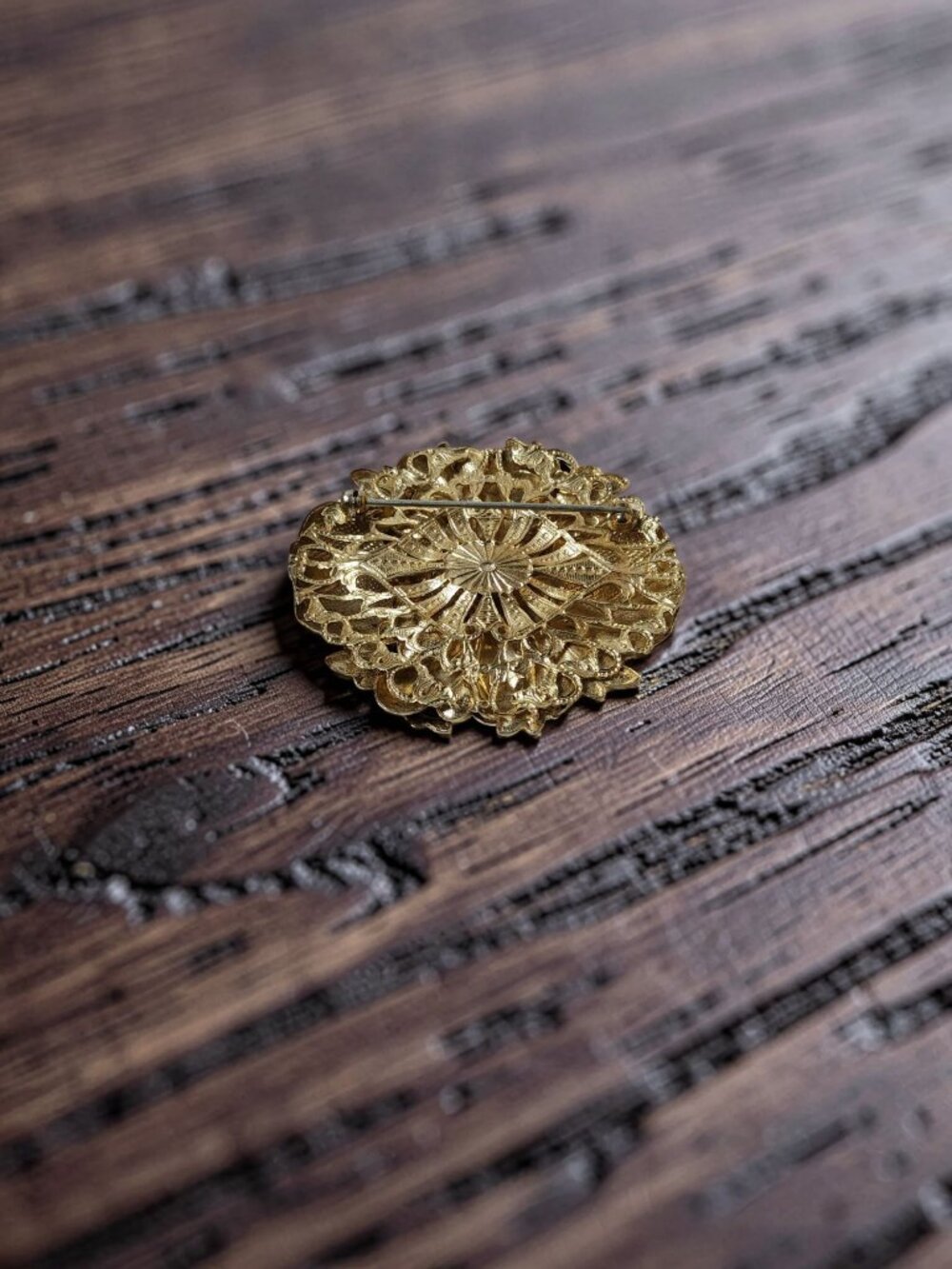 Vintage Goldtone Large 4 Layer Brooch Pin with Feather, Oak Leaves, and Berries, - Picture 12 of 16